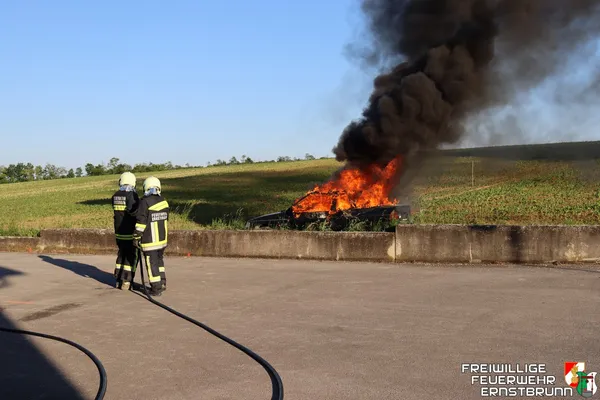 Übung Fahrzeugbrand