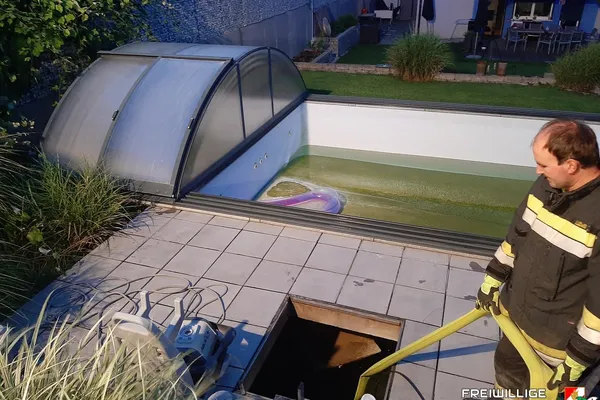 Auspumparbeiten an einem defekten Swimmingpool