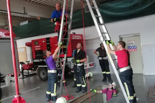 Übung Menschenrettung aus Höhen und Tiefen