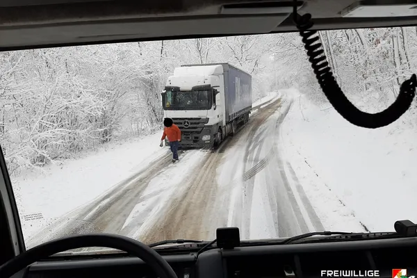 Zweifache LKW-Bergung im Galgenwald