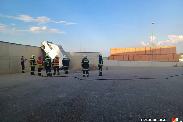 Übung Fahrzeug über Böschung