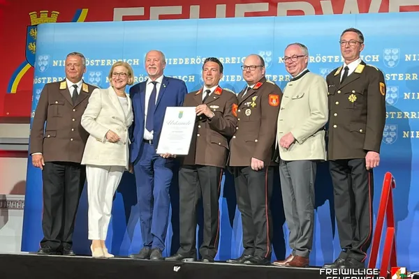 Überreichung der Jubiläumsurkunde