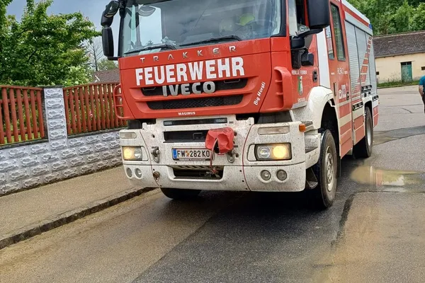 Verschmutzte Straße nach Unwetter