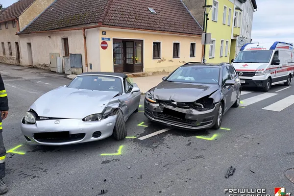 Bergung zweier PKWs nach Verkehrsunfall