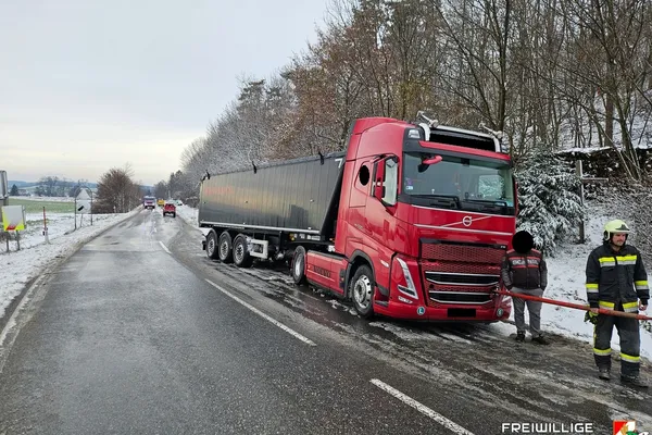 LKW-Bergung auf der B6 bei Klement