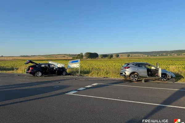 Bergung zweier Elektroautos nach Unfall