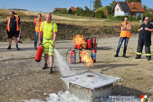 Feuerlöschertraining am Bahnhof Ernstbrunn